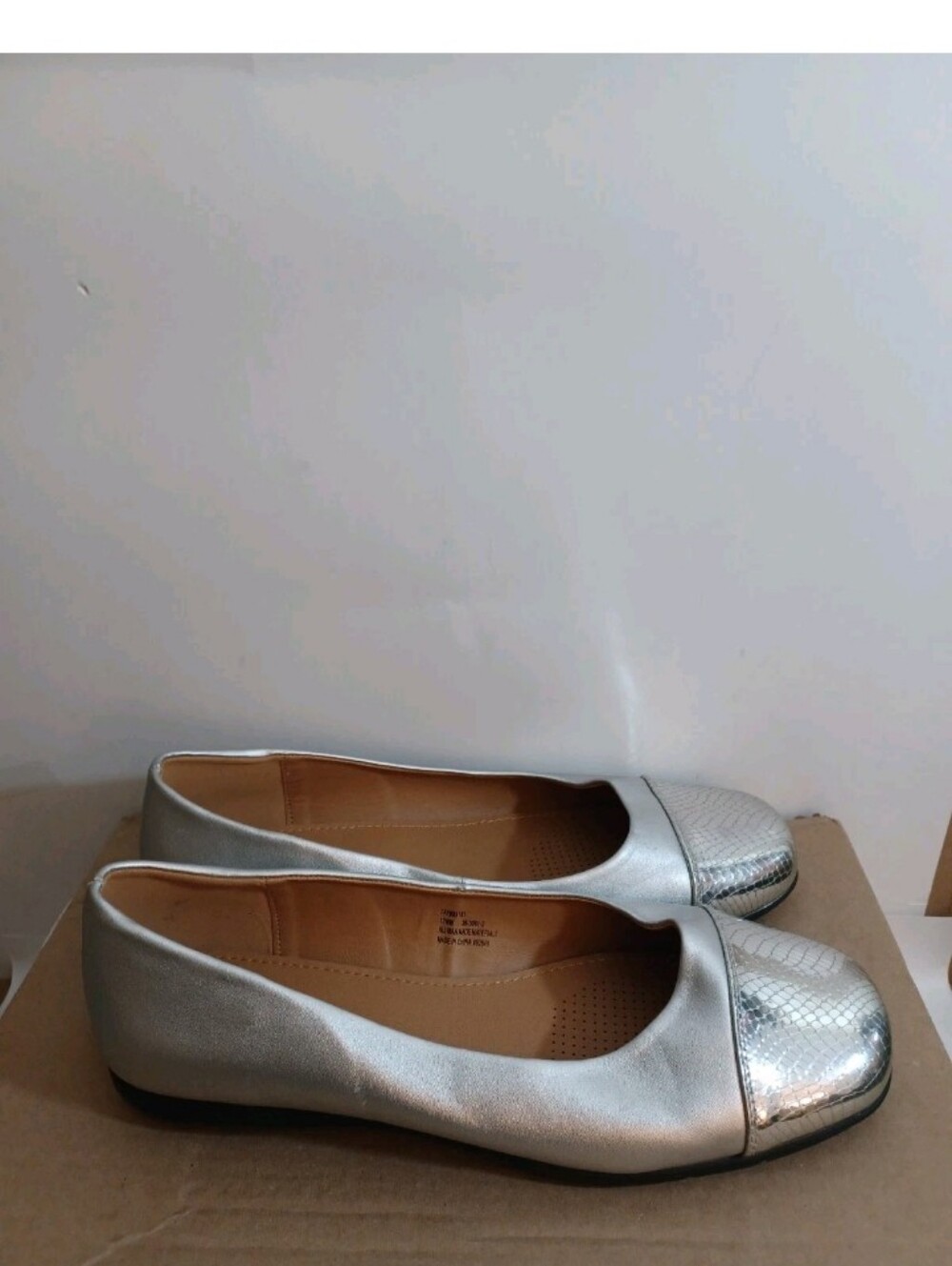 comfortview The Flay Metallic Silver Ballet Flats with Textured Toe 12WW - Picture 3 of 6